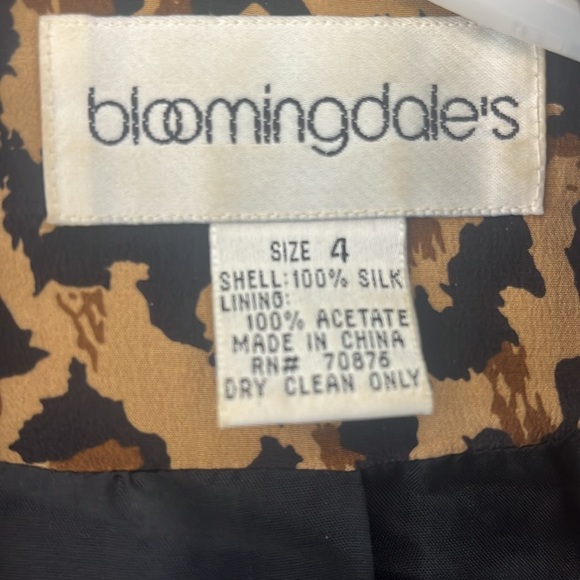 Bloomingdale’s 100% silk lined double breasted blazer. Size 4. - Picture 7 of 7